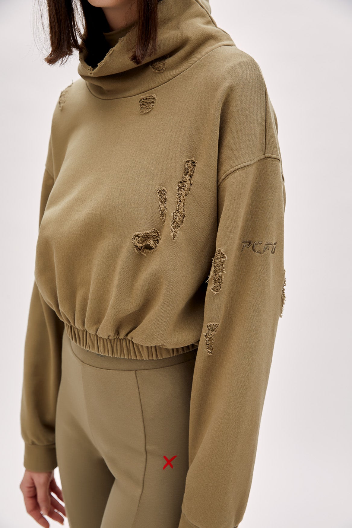 Boomerang Yırtık Detaylı Yüksek Yaka Sweatshirt