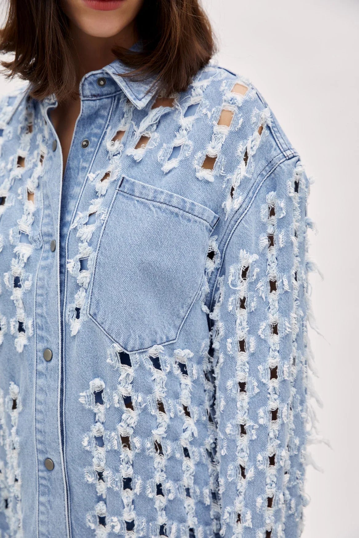 Delikli Kot Gömlek: Şehirli ve Rahat Bir Tarz