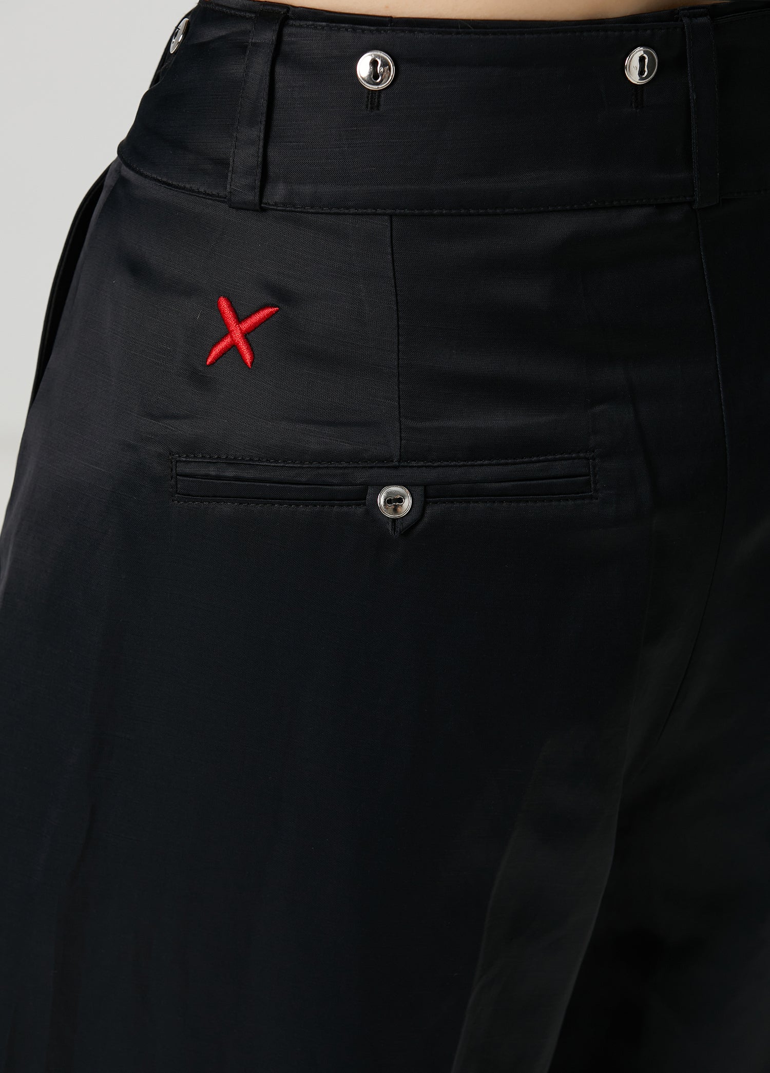 WOVEN PANT WITH METAL BUTTON